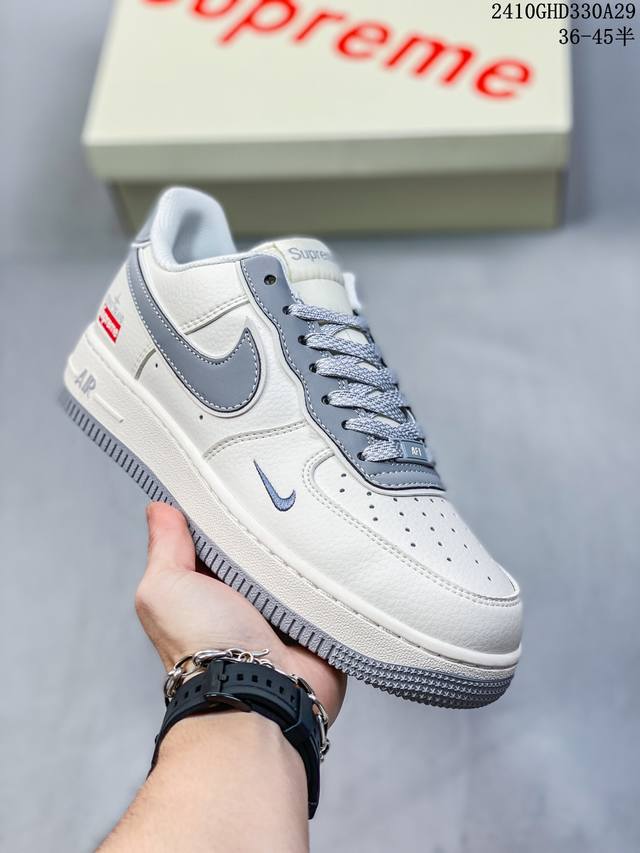 公司级带半码耐克Nike AIR FORCE 1‘07 空军一号低帮百搭休闲运动板鞋。柔软、弹性十足的缓震性能和出色的中底设计，横跨复古与现代的外型结合，造就出