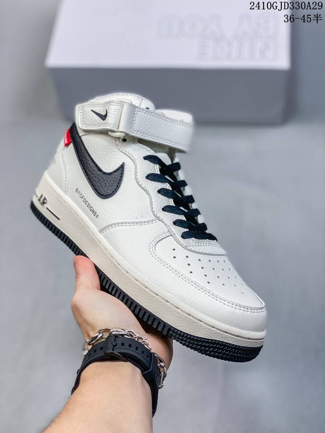 公司级带半码耐克Nike AIR FORCE 1‘07 空军一号低帮百搭休闲运动板鞋。柔软、弹性十足的缓震性能和出色的中底设计，横跨复古与现代的外型结合，造就出