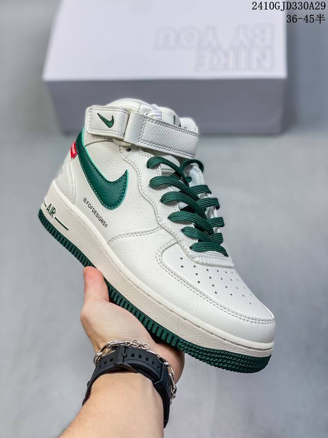 公司级带半码耐克Nike AIR FORCE 1‘07 空军一号低帮百搭休闲运动板鞋。柔软、弹性十足的缓震性能和出色的中底设计，横跨复古与现代的外型结合，造就出