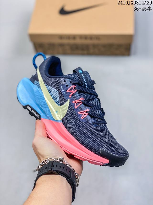 公司级Nike REACTX PEGASUS TRAIL 5 Next Nature 越野跑步鞋 登月兼顾迅疾外观和稳固脚感 后跟覆面和中足动态支撑巧妙融合 缔