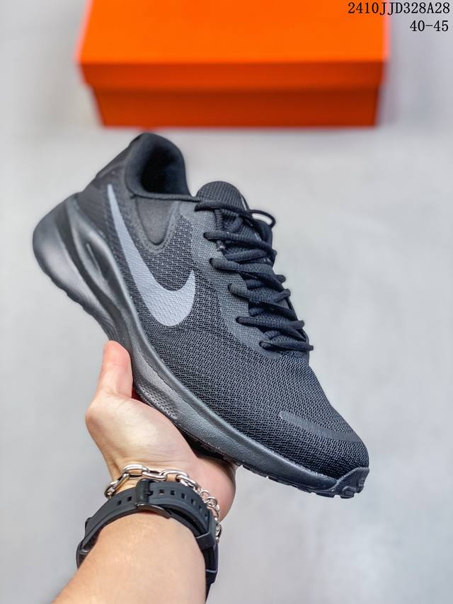 Nike REVOLUTION 7透气 低帮 跑步鞋兼顾迅疾外观和稳固脚感，后跟覆面和中足动态支撑巧妙融合，缔造稳定顺畅的迈步体验 尺码：36-45 36-40