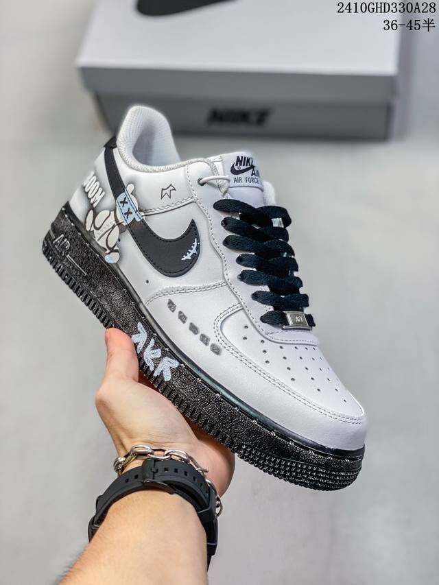 公司级带半码耐克Nike AIR FORCE 1‘07 空军一号低帮百搭休闲运动板鞋。柔软、弹性十足的缓震性能和出色的中底设计，横跨复古与现代的外型结合，造就出