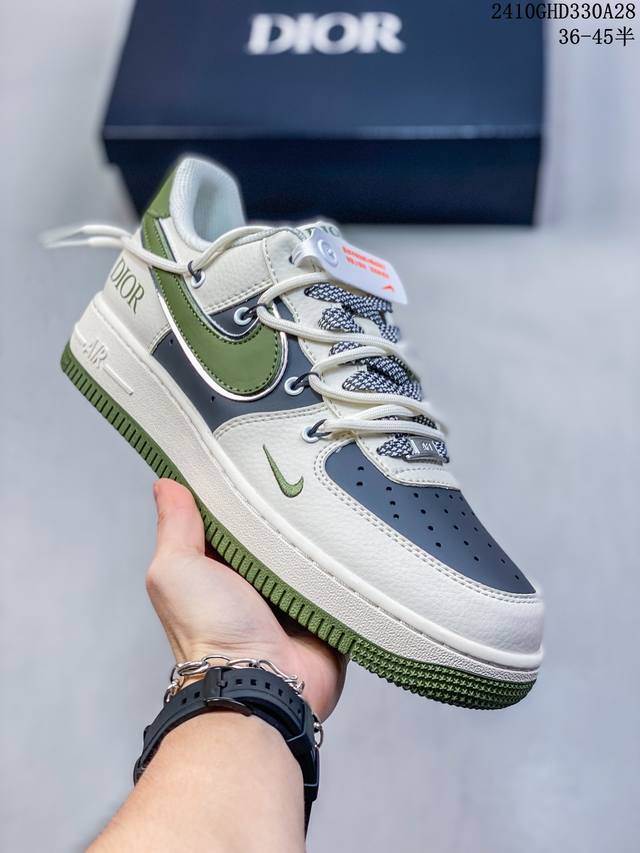 公司级带半码耐克Nike AIR FORCE 1‘07 空军一号低帮百搭休闲运动板鞋。柔软、弹性十足的缓震性能和出色的中底设计，横跨复古与现代的外型结合，造就出