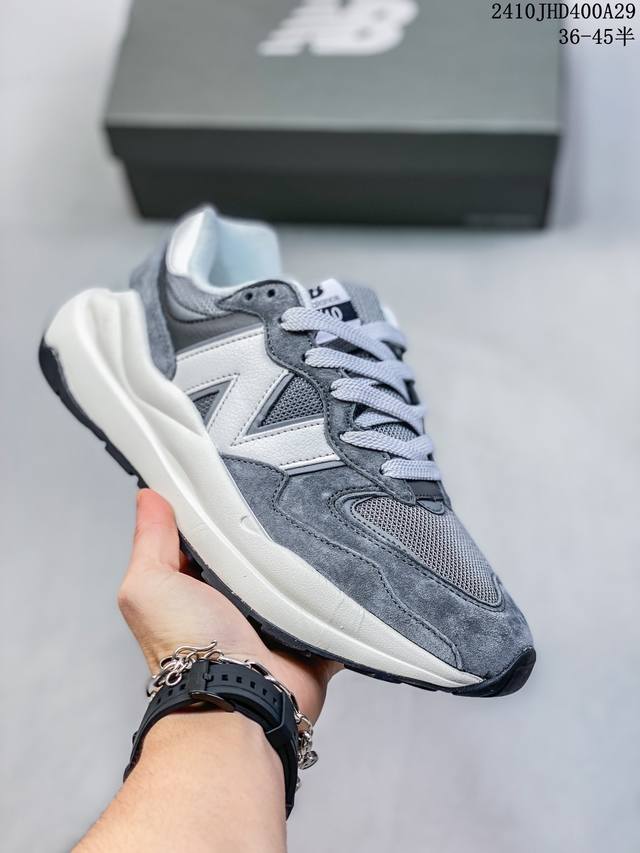 新百伦New Balance NB5740系列 凭借多种严选的优质素材重塑出让人耳目一新又充满层次感的革新中低结构。为呼应90年代的巨大化潮流，鞋侧也点题采用了