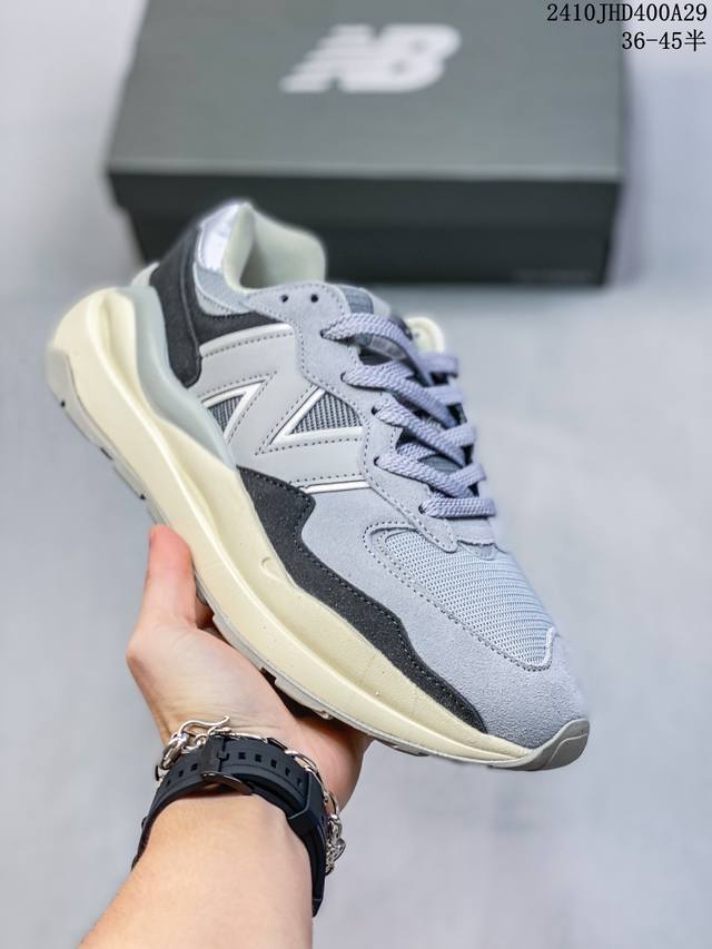 新百伦New Balance NB5740系列 凭借多种严选的优质素材重塑出让人耳目一新又充满层次感的革新中低结构。为呼应90年代的巨大化潮流，鞋侧也点题采用了