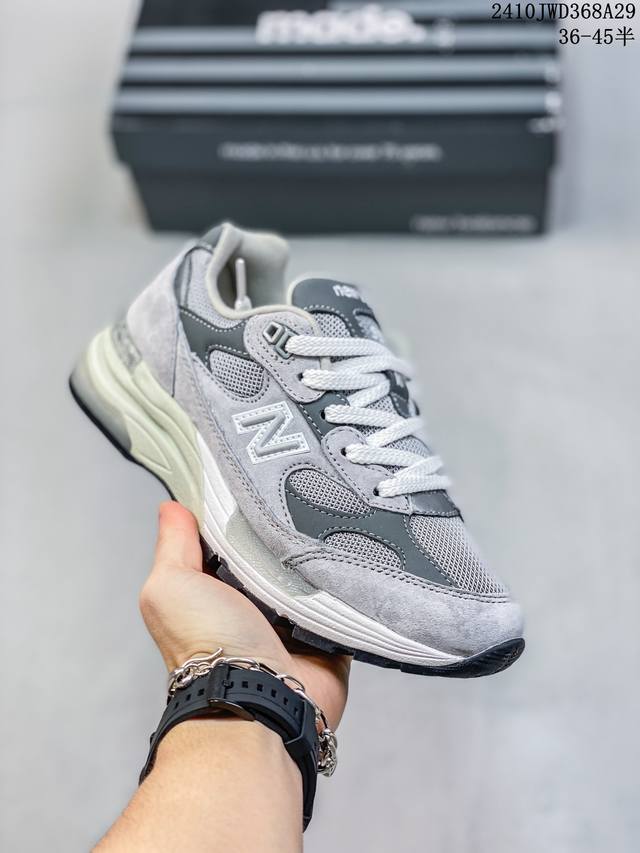 New Balance M992 新百伦NB992总统复古慢跑鞋3M反光细节 组合底模精密开发 后跟透明TPU水晶装饰条稳固 沿用了引以为傲的跑鞋手工技艺 采用