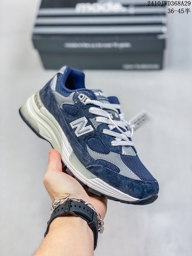 New Balance M992 新百伦NB992总统复古慢跑鞋3M反光细节 组合底模精密开发 后跟透明TPU水晶装饰条稳固 沿用了引以为傲的跑鞋手工技艺 采用