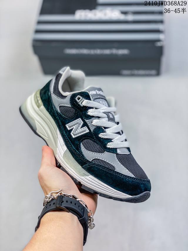 New Balance M992 新百伦NB992总统复古慢跑鞋3M反光细节 组合底模精密开发 后跟透明TPU水晶装饰条稳固 沿用了引以为傲的跑鞋手工技艺 采用