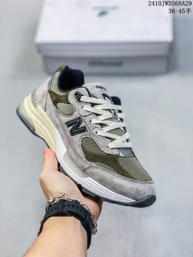 New Balance M992 新百伦NB992总统复古慢跑鞋3M反光细节 组合底模精密开发 后跟透明TPU水晶装饰条稳固 沿用了引以为傲的跑鞋手工技艺 采用