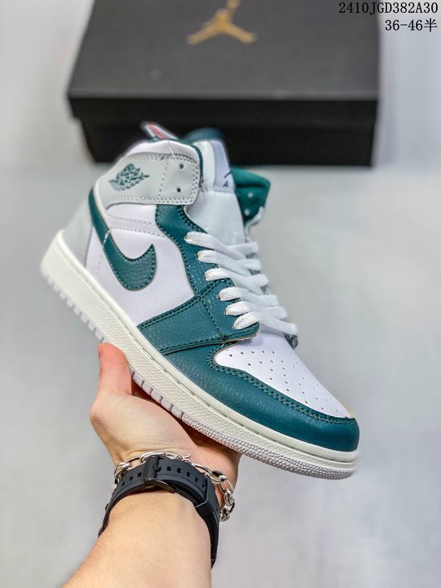 耐克 Nike Air Jordan 1 Retro High OG 乔丹一代篮球鞋复刻运动鞋 皮面高帮板鞋的设计灵感源自运动夹克，带你重温入选球队时刻。采用经