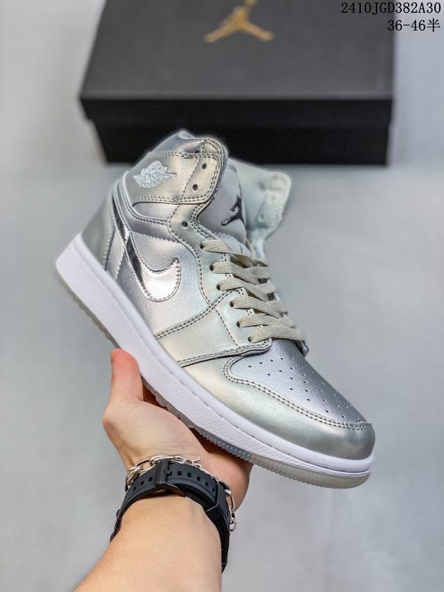 耐克 Nike Air Jordan 1 Retro High OG 乔丹一代篮球鞋复刻运动鞋 皮面高帮板鞋的设计灵感源自运动夹克，带你重温入选球队时刻。采用经