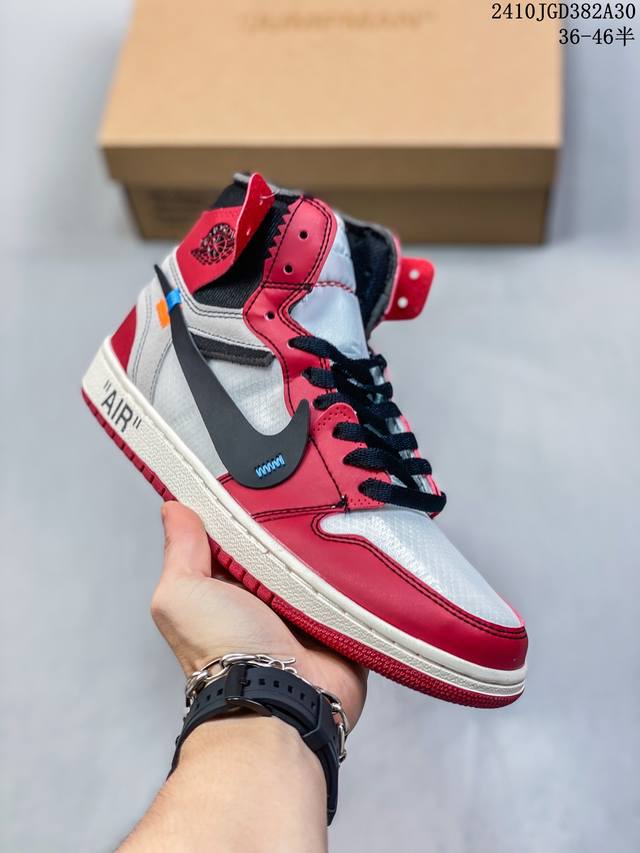 耐克 Nike Air Jordan 1 Retro High OG 乔丹一代篮球鞋复刻运动鞋 皮面高帮板鞋的设计灵感源自运动夹克，带你重温入选球队时刻。采用经