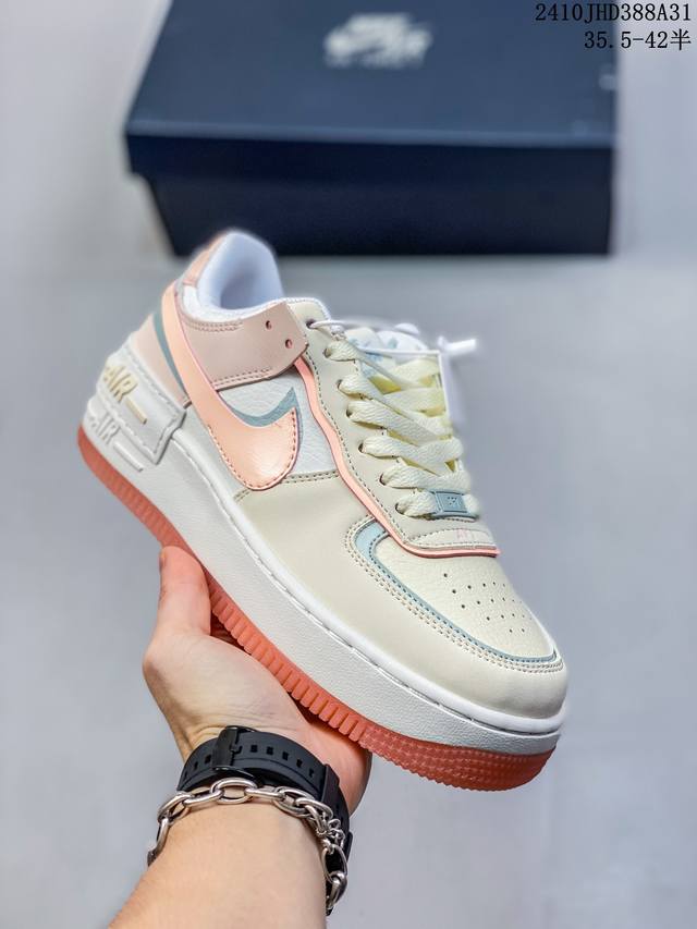 公司级耐克NIKE WMNS Air Force 1 Shadow全新少女系解构主义设计 马卡龙空军一号轻量增高低帮百搭板鞋 为经典设计注入玩味元素 分层结构、