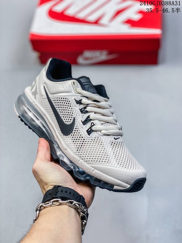 公司级Nike Air Max 2013 联名气垫跑鞋 整体依旧以Stussy标志性的麻布编织材质覆盖 鞋身大面积采用了网眼材质为主 并且后跟部分还带有反勾Sw