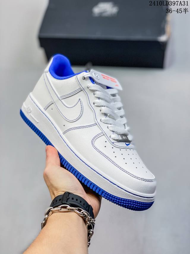 福利特价带半码耐克Nike AIR FORCE 1‘07 空军一号低帮百搭休闲运动板鞋。柔软、弹性十足的缓震性能和出色的中底设计，横跨复古与现代的外型结合，造就