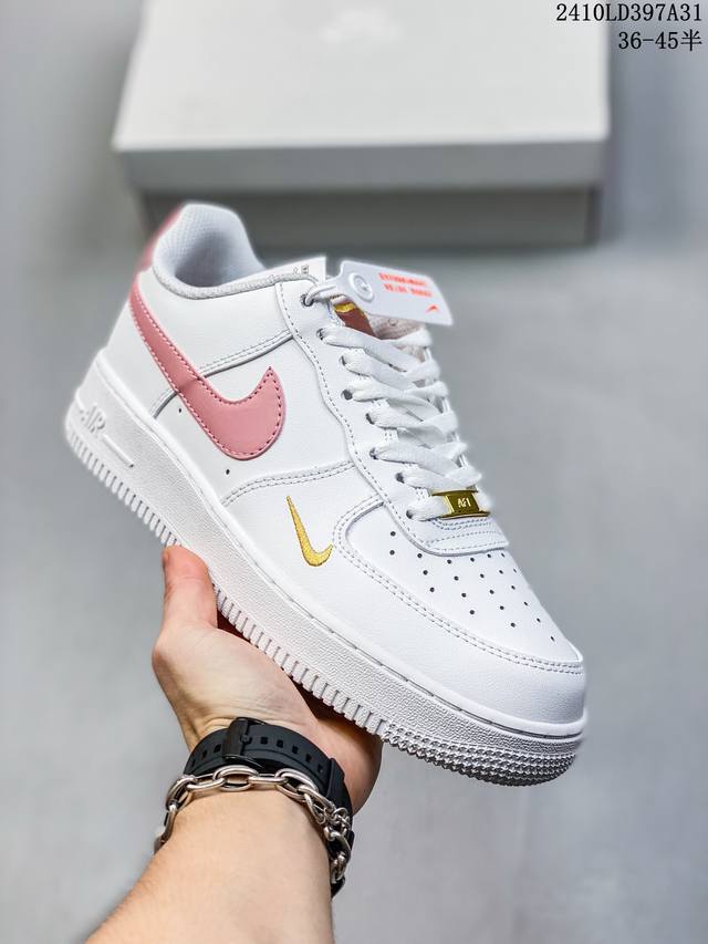 福利特价带半码耐克Nike AIR FORCE 1‘07 空军一号低帮百搭休闲运动板鞋。柔软、弹性十足的缓震性能和出色的中底设计，横跨复古与现代的外型结合，造就