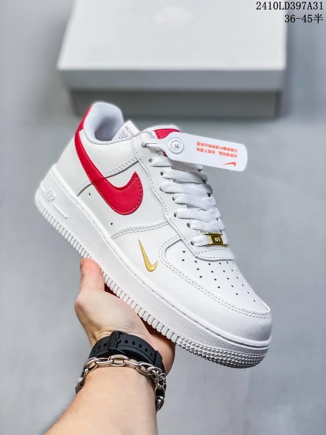 福利特价带半码耐克Nike AIR FORCE 1‘07 空军一号低帮百搭休闲运动板鞋。柔软、弹性十足的缓震性能和出色的中底设计，横跨复古与现代的外型结合，造就