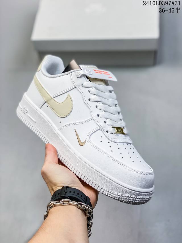 福利特价带半码耐克Nike AIR FORCE 1‘07 空军一号低帮百搭休闲运动板鞋。柔软、弹性十足的缓震性能和出色的中底设计，横跨复古与现代的外型结合，造就