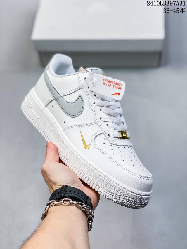 福利特价带半码耐克Nike AIR FORCE 1‘07 空军一号低帮百搭休闲运动板鞋。柔软、弹性十足的缓震性能和出色的中底设计，横跨复古与现代的外型结合，造就