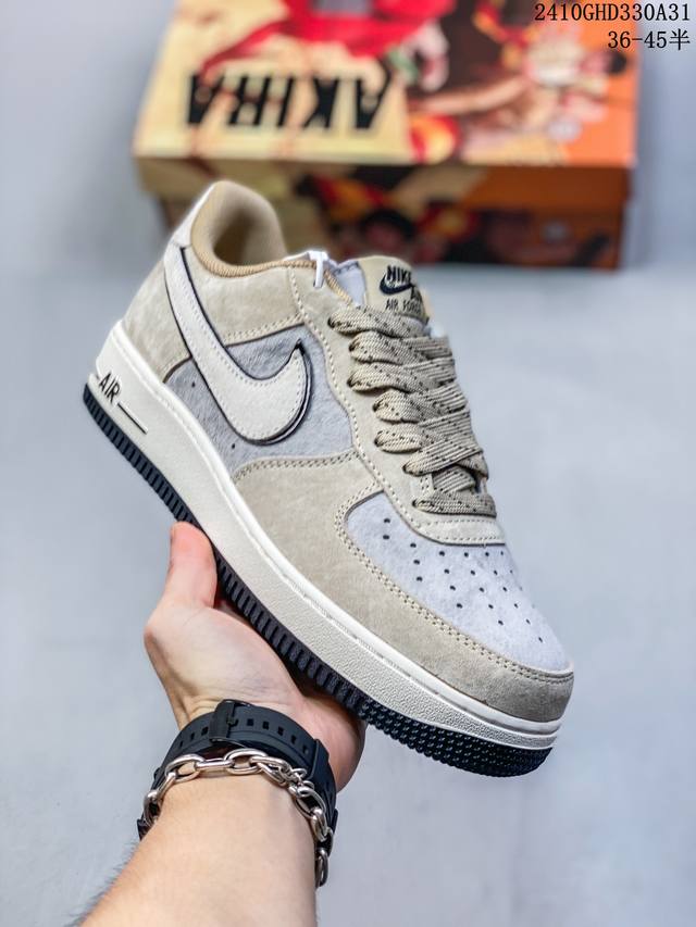 公司级带半码耐克Nike AIR FORCE 1‘07 空军一号低帮百搭休闲运动板鞋。柔软、弹性十足的缓震性能和出色的中底设计，横跨复古与现代的外型结合，造就出