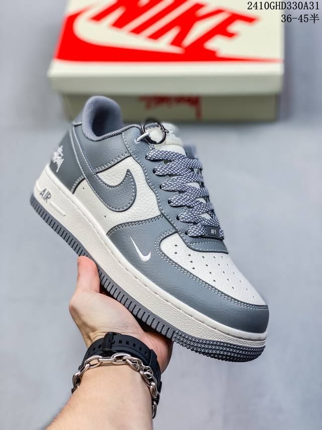 公司级带半码耐克Nike AIR FORCE 1‘07 空军一号低帮百搭休闲运动板鞋。柔软、弹性十足的缓震性能和出色的中底设计，横跨复古与现代的外型结合，造就出