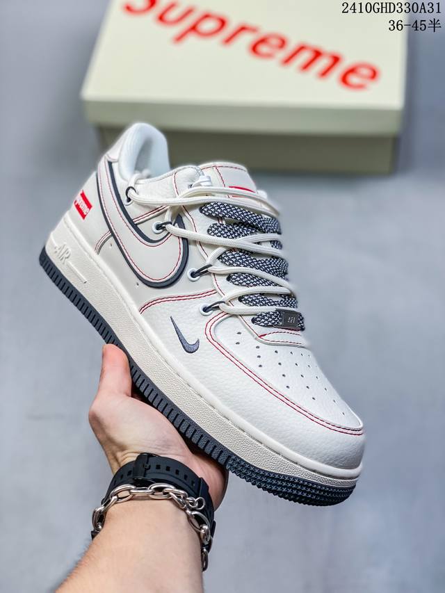 公司级带半码耐克Nike AIR FORCE 1‘07 空军一号低帮百搭休闲运动板鞋。柔软、弹性十足的缓震性能和出色的中底设计，横跨复古与现代的外型结合，造就出