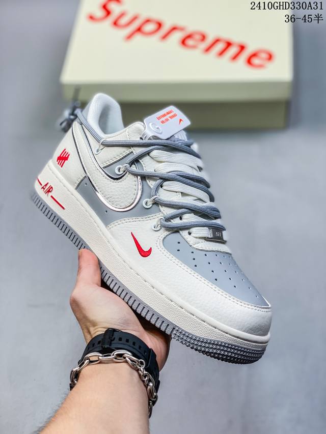 公司级带半码耐克Nike AIR FORCE 1‘07 空军一号低帮百搭休闲运动板鞋。柔软、弹性十足的缓震性能和出色的中底设计，横跨复古与现代的外型结合，造就出