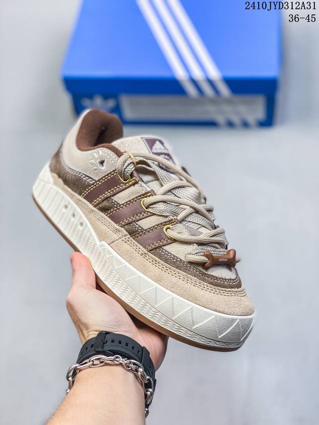 公司级adidas头层马毛 adimatic low 马蒂奇系列低帮 复古鲨鱼面包鞋运动休闲滑板板鞋 整个鞋面由色彩艳丽的麂皮制成，搭配品牌标志性大尺寸三条纹