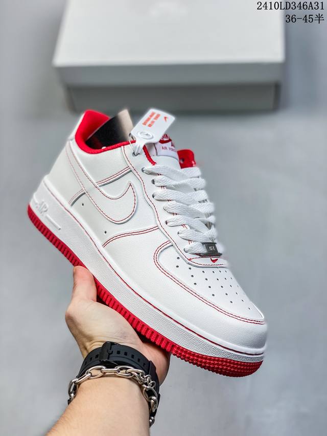 福利特价带半码耐克Nike AIR FORCE 1‘07 空军一号低帮百搭休闲运动板鞋。柔软、弹性十足的缓震性能和出色的中底设计，横跨复古与现代的外型结合，造就