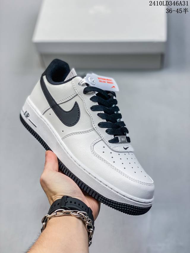 福利特价带半码耐克Nike AIR FORCE 1‘07 空军一号低帮百搭休闲运动板鞋。柔软、弹性十足的缓震性能和出色的中底设计，横跨复古与现代的外型结合，造就