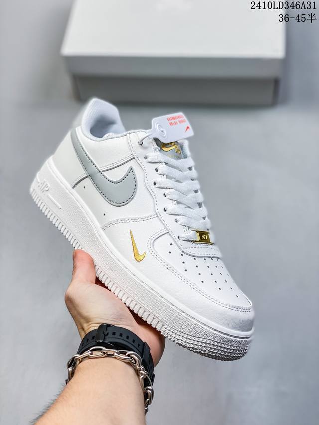 福利特价带半码耐克Nike AIR FORCE 1‘07 空军一号低帮百搭休闲运动板鞋。柔软、弹性十足的缓震性能和出色的中底设计，横跨复古与现代的外型结合，造就