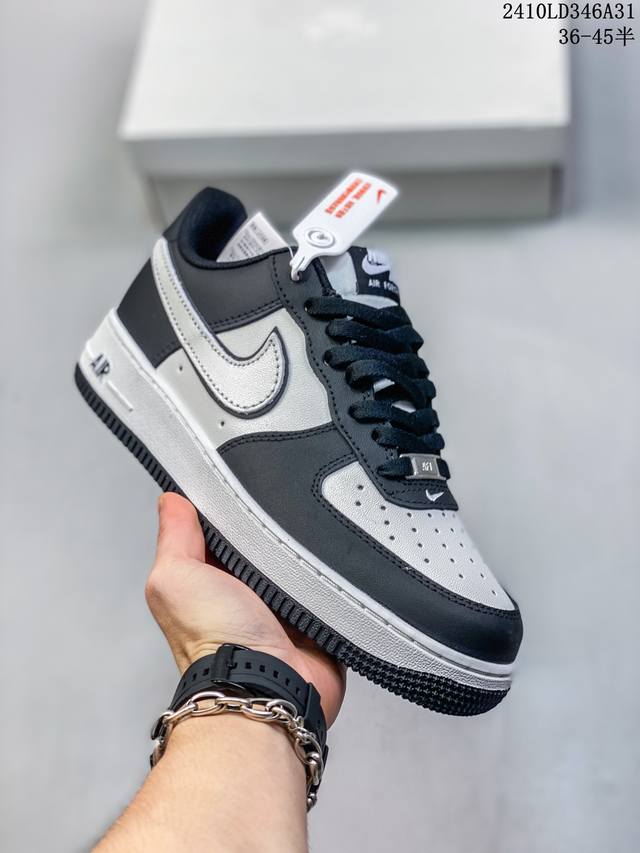 福利特价带半码耐克Nike AIR FORCE 1‘07 空军一号低帮百搭休闲运动板鞋。柔软、弹性十足的缓震性能和出色的中底设计，横跨复古与现代的外型结合，造就