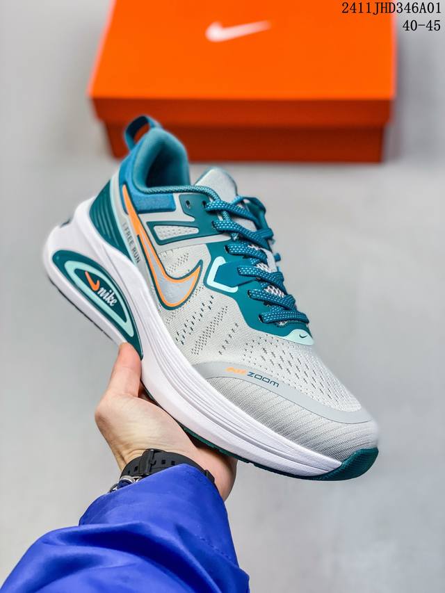 耐克 Nike Zoom Winflo V2 登月系列 跑步鞋搭载工程网眼设计，巧妙结合 Flywire 飞线，为你全程缔造轻盈透气感受和手套般的出色贴合体验。