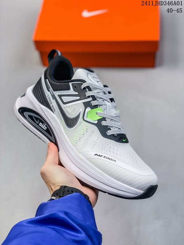 耐克 Nike Zoom Winflo V2 登月系列 跑步鞋搭载工程网眼设计，巧妙结合 Flywire 飞线，为你全程缔造轻盈透气感受和手套般的出色贴合体验。