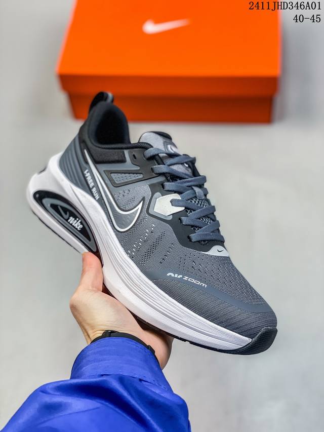 耐克 Nike Zoom Winflo V2 登月系列 跑步鞋搭载工程网眼设计，巧妙结合 Flywire 飞线，为你全程缔造轻盈透气感受和手套般的出色贴合体验。