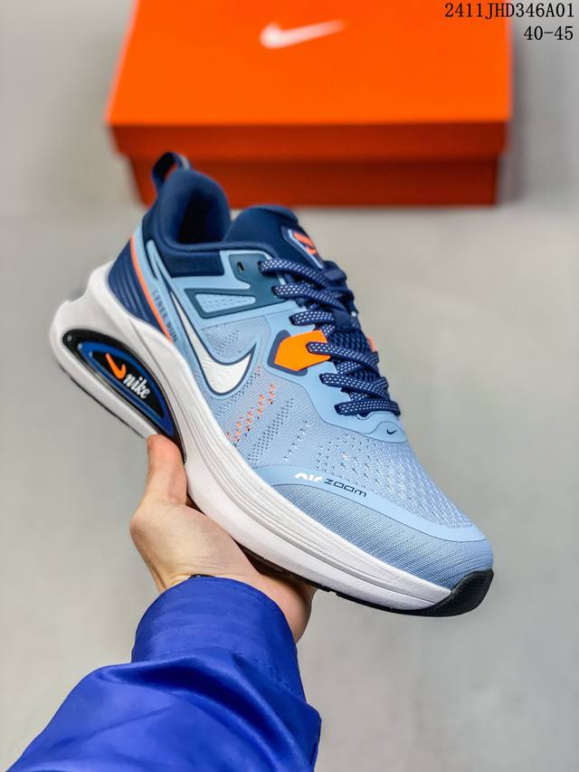 耐克 Nike Zoom Winflo V2 登月系列 跑步鞋搭载工程网眼设计，巧妙结合 Flywire 飞线，为你全程缔造轻盈透气感受和手套般的出色贴合体验。