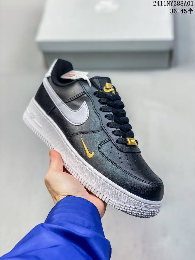 福利特价半码耐克Nike AIR FORCE 1‘07 空军一号低帮百搭休闲运动板鞋。柔软、弹性十足的缓震性能和出色的中底设计，横跨复古与现代的外型结合，造就出