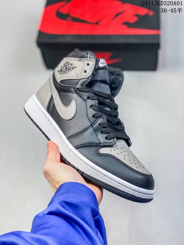 Air Jordan 1 Retro High OG 高帮 黑灰 AJ1 乔丹1代 aj1 乔1 高邦 黑灰 乔丹篮球鞋系列 影子灰2.0整双鞋采用皮革材质打造