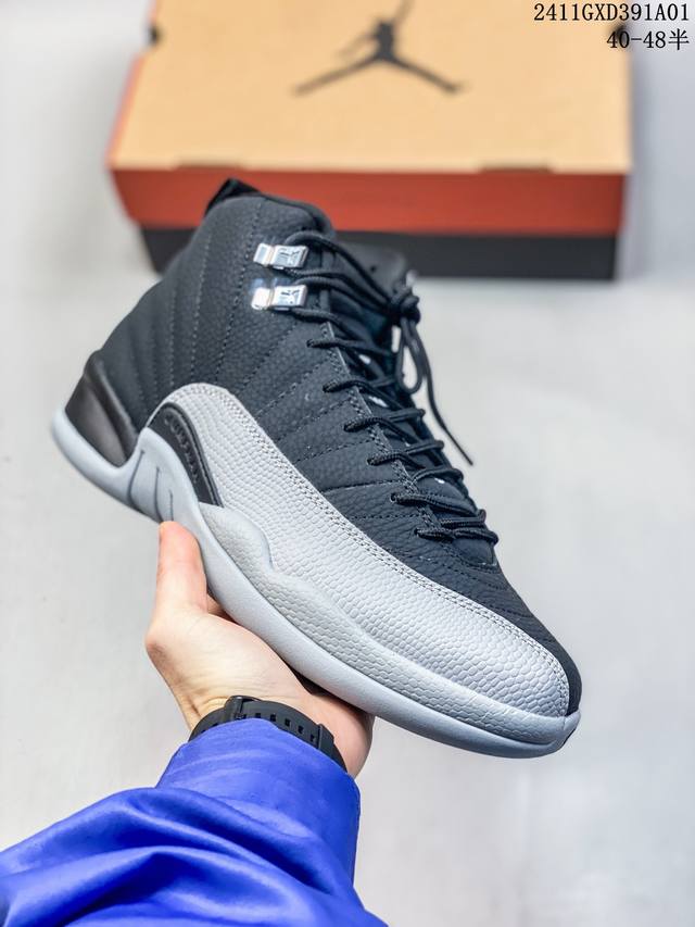 Jordan Air Jordan 12 防滑 高帮 复古篮球鞋 卓越的缓震科技给予双脚绝佳的落地保护，让你在球场上尽情跳跃、驰骋，每一次启动、变向都能感受到它