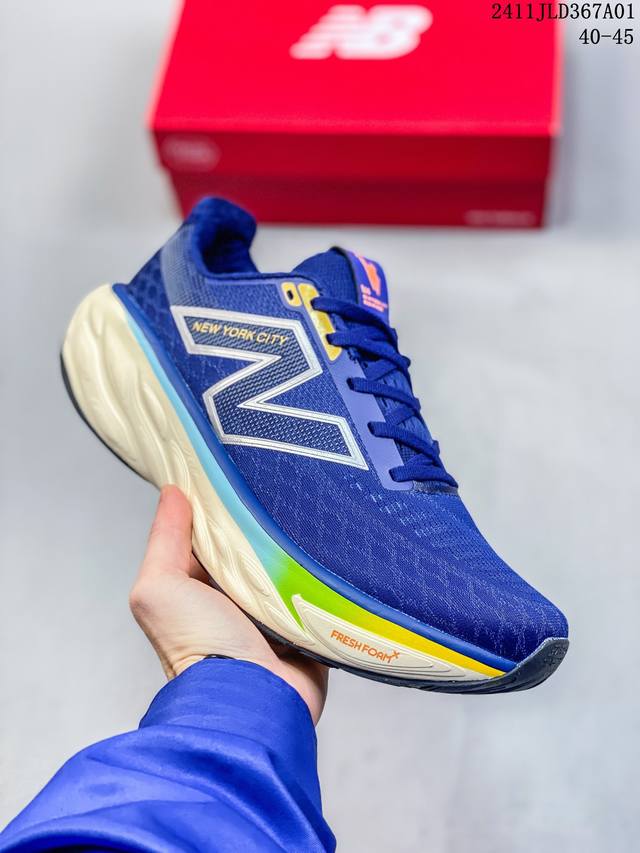 New Balance NB1080休闲低帮跑步鞋，织物鞋面，舒适透气。鞋身设计方便穿脱。系带设计，贴合脚踝，鞋底设计采用耐磨的鞋底，增强耐用性。 货号：W10