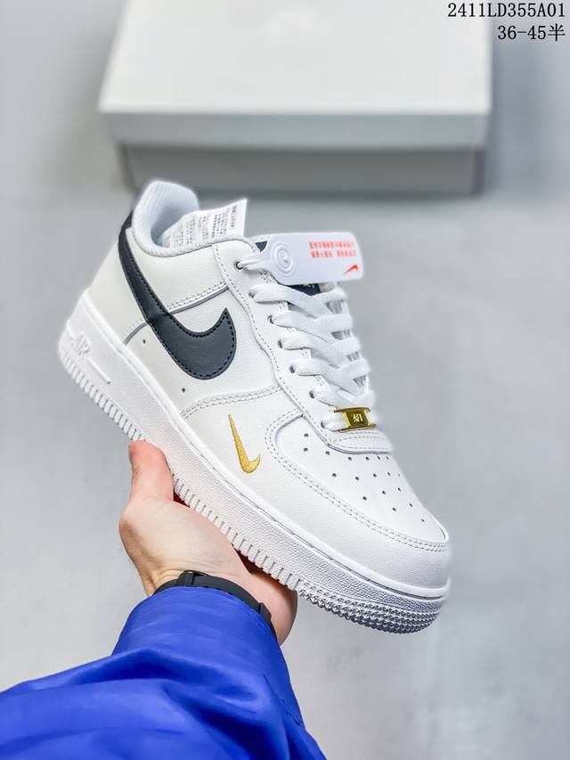 福利特价带半码耐克Nike AIR FORCE 1‘07 空军一号低帮百搭休闲运动板鞋。柔软、弹性十足的缓震性能和出色的中底设计，横跨复古与现代的外型结合，造就