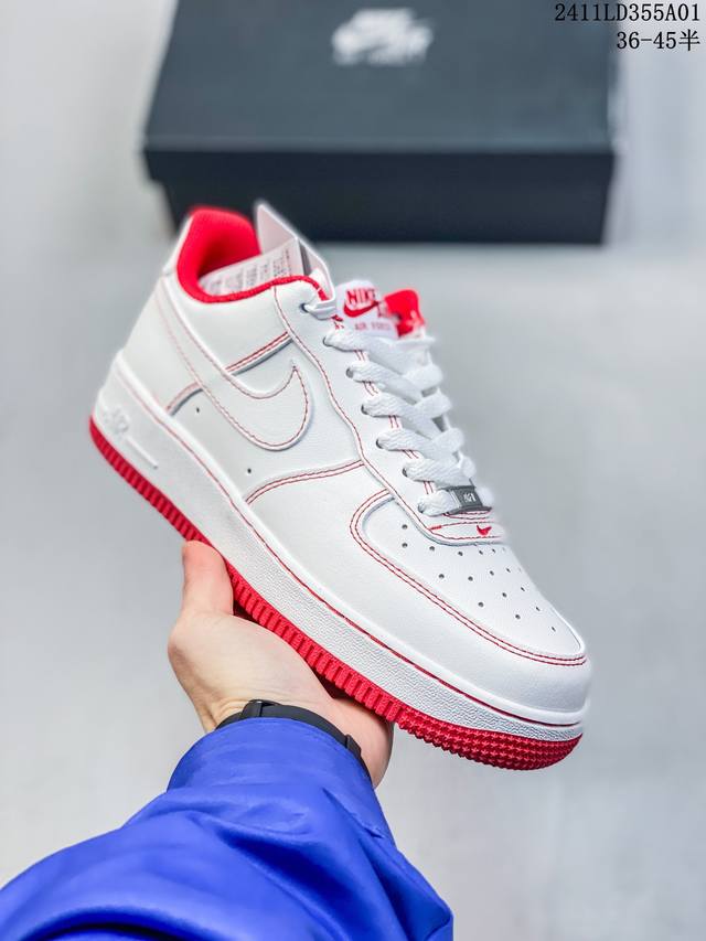 福利特价带半码耐克Nike AIR FORCE 1‘07 空军一号低帮百搭休闲运动板鞋。柔软、弹性十足的缓震性能和出色的中底设计，横跨复古与现代的外型结合，造就