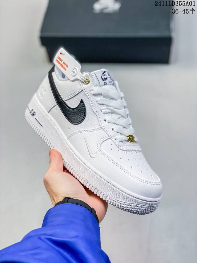 福利特价带半码耐克Nike AIR FORCE 1‘07 空军一号低帮百搭休闲运动板鞋。柔软、弹性十足的缓震性能和出色的中底设计，横跨复古与现代的外型结合，造就