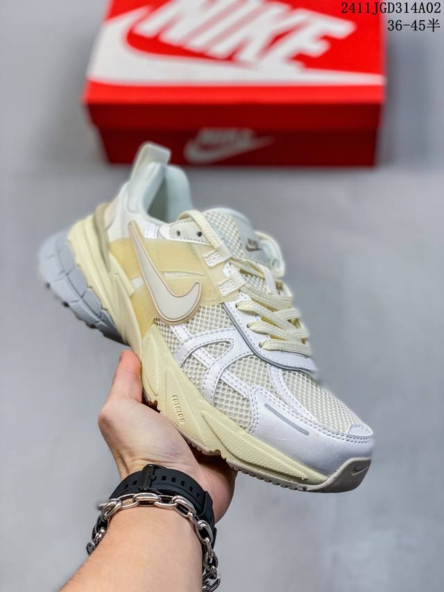 真标耐克Nike Wmns V2K Runtekk Low”White Grey Pink”复古潮系列未来复古老爹风百搭休闲运动慢跑鞋 货号:HQ1512- 尺