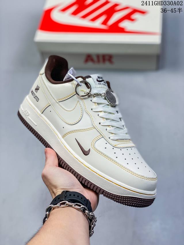 公司级带半码耐克Nike AIR FORCE 1‘07 空军一号低帮百搭休闲运动板鞋。柔软、弹性十足的缓震性能和出色的中底设计，横跨复古与现代的外型结合，造就出