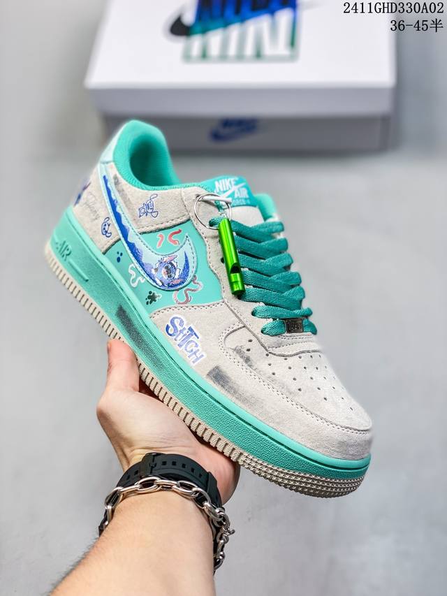 公司级带半码耐克Nike AIR FORCE 1‘07 空军一号低帮百搭休闲运动板鞋。柔软、弹性十足的缓震性能和出色的中底设计，横跨复古与现代的外型结合，造就出