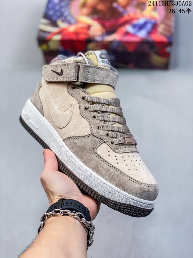 公司级带半码耐克Nike AIR FORCE 1‘07 空军一号低帮百搭休闲运动板鞋。柔软、弹性十足的缓震性能和出色的中底设计，横跨复古与现代的外型结合，造就出