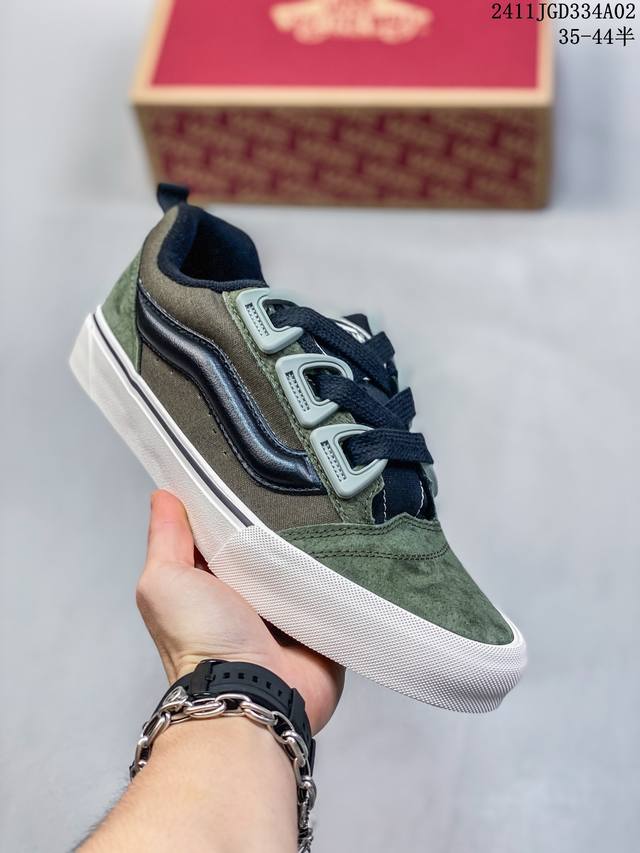 Vans Knu Skool DR 墨绿黑森 “DR新系列面包鞋，个性十足”DR新款是对90年代经典风格的重新诠释，Vans将现在的Knu Skool的“宽大”