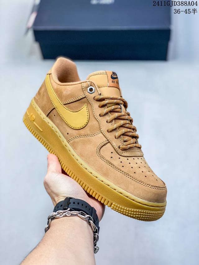 公司级带半码耐克Nike AIR FORCE 1‘07 空军一号低帮百搭休闲运动板鞋。柔软、弹性十足的缓震性能和出色的中底设计，横跨复古与现代的外型结合，造就出