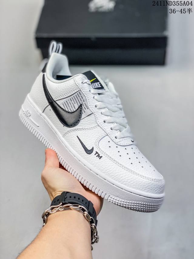 特价带半码 耐克Nike AIR FORCE 1‘07 空军一号低帮百搭休闲运动板鞋。柔软、弹性十足的缓震性能和出色的中底设计，横跨复古与现代的外型结合，造就出